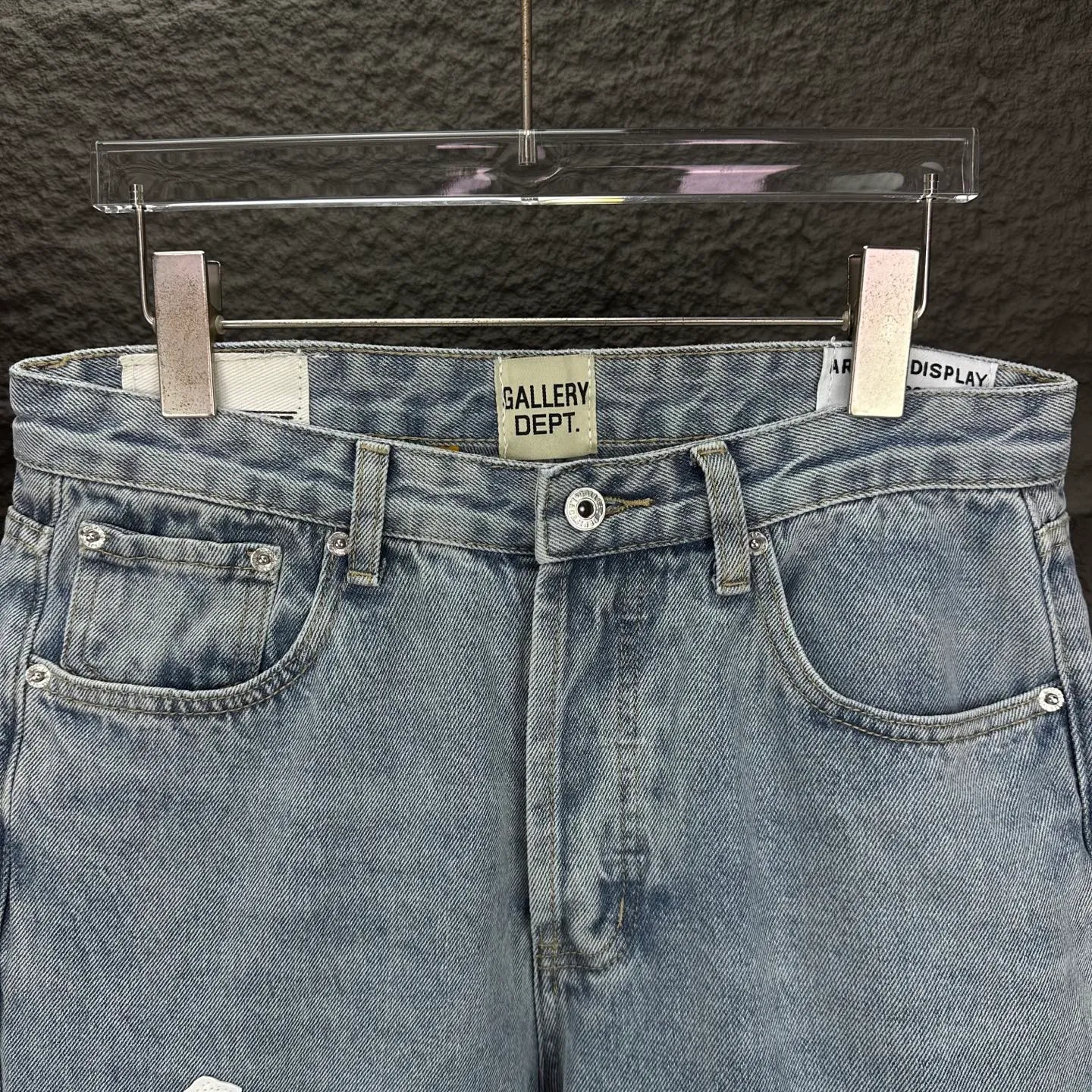 P260 GALLERY DEPT. & Croixin co-branded 2025 new spliced ​​white cross patch leather couple's bootcut jeans 🔥High version🔥High version🔥 Top ceiling quality Styles with different washed textures are very friendly to people with thin legs and thick legs. The bootcut version is very flattering to the leg shape. Moderate length that never goes out of style, easy to match with casually, basic styling for various styles, a must-have in the wardrobe! The fabric is stiff but also makes the upper body soft without losing texture. The washing process is even more perfect. It is a must-have item for everyone! ! ! Washed wheat, hangtag, pants label, complete with three labels Color: light blue Size: 28, 30, 32, 34, 36 (five sizes)